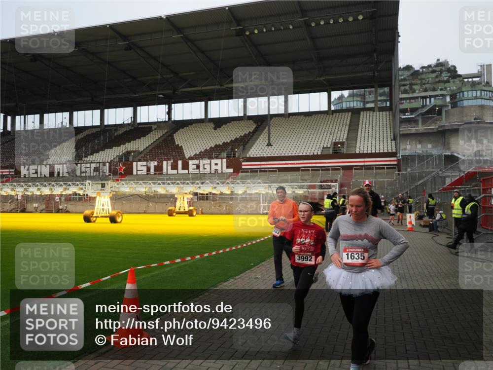 07.12.2025 - St. Pauli X-Mass-Run No. 15 Fabian Wolf http://msf.ph/oto/9423496 07.12.2025 12:01:10 Ziel 124, 1635, 1665, 1880, 1923, 1928, 2463, 3811, 3813, 3992 meine-sportfotos.de