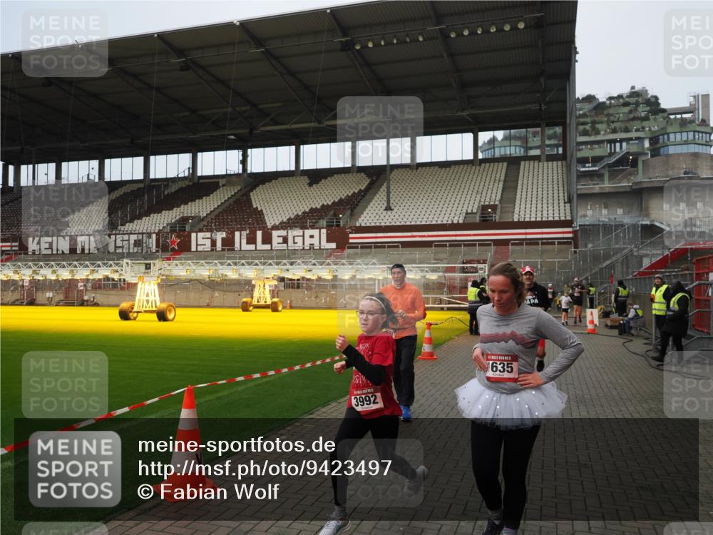07.12.2025 - St. Pauli X-Mass-Run No. 15 Fabian Wolf http://msf.ph/oto/9423497 07.12.2025 12:01:10 Ziel 124, 1635, 1665, 1880, 1923, 1928, 2463, 3811, 3813, 3992 meine-sportfotos.de
