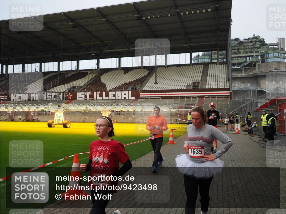 07.12.2025 - St. Pauli X-Mass-Run No. 15 Fabian Wolf http://msf.ph/oto/9423498 07.12.2025 12:01:11 Ziel 124, 1635, 1665, 1880, 1923, 1928, 2463, 3811, 3813, 3992 meine-sportfotos.de