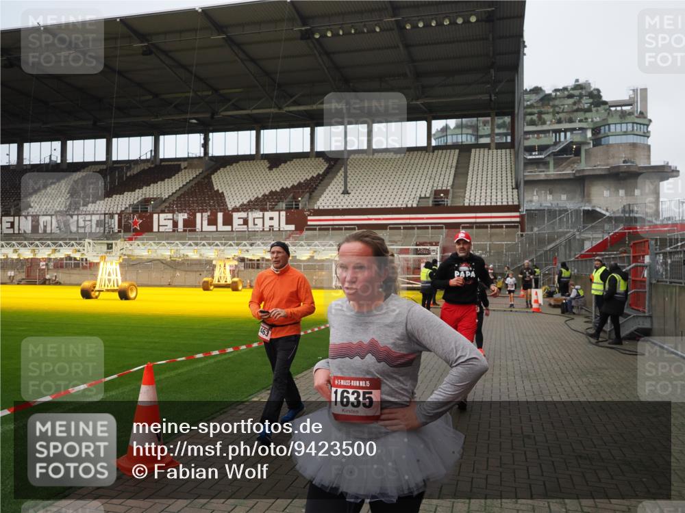 07.12.2025 - St. Pauli X-Mass-Run No. 15 Fabian Wolf http://msf.ph/oto/9423500 07.12.2025 12:01:12 Ziel 124, 1635, 1665, 1880, 1923, 1928, 2463, 3811, 3813, 3992 meine-sportfotos.de