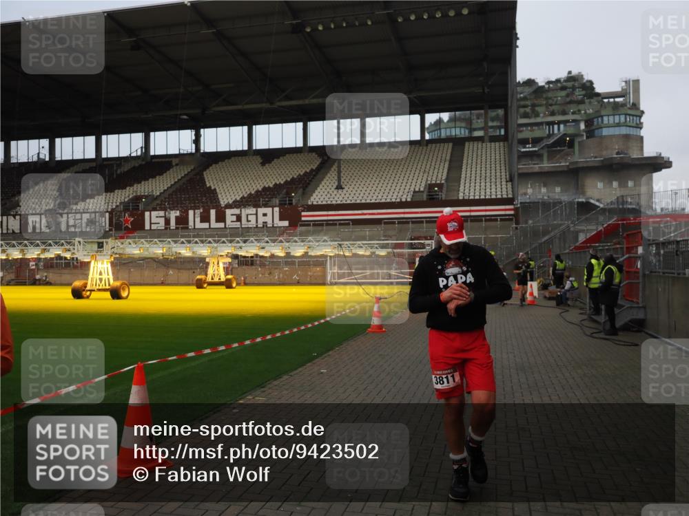 07.12.2025 - St. Pauli X-Mass-Run No. 15 Fabian Wolf http://msf.ph/oto/9423502 07.12.2025 12:01:13 Ziel 124, 1635, 1665, 1923, 1928, 2463, 3811, 3813, 3992 meine-sportfotos.de