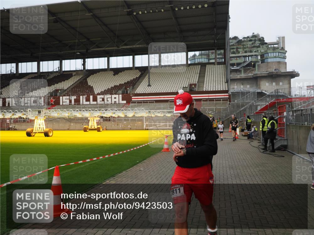 07.12.2025 - St. Pauli X-Mass-Run No. 15 Fabian Wolf http://msf.ph/oto/9423503 07.12.2025 12:01:14 Ziel 124, 1635, 1923, 1928, 2463, 3811, 3813, 3992 meine-sportfotos.de