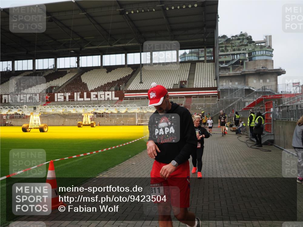 07.12.2025 - St. Pauli X-Mass-Run No. 15 Fabian Wolf http://msf.ph/oto/9423504 07.12.2025 12:01:15 Ziel 1635, 1923, 1928, 2463, 3811, 3813, 3992 meine-sportfotos.de