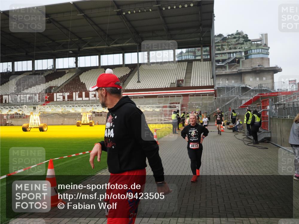 07.12.2025 - St. Pauli X-Mass-Run No. 15 Fabian Wolf http://msf.ph/oto/9423505 07.12.2025 12:01:15 Ziel 1635, 1923, 1928, 2463, 3811, 3813, 3992 meine-sportfotos.de