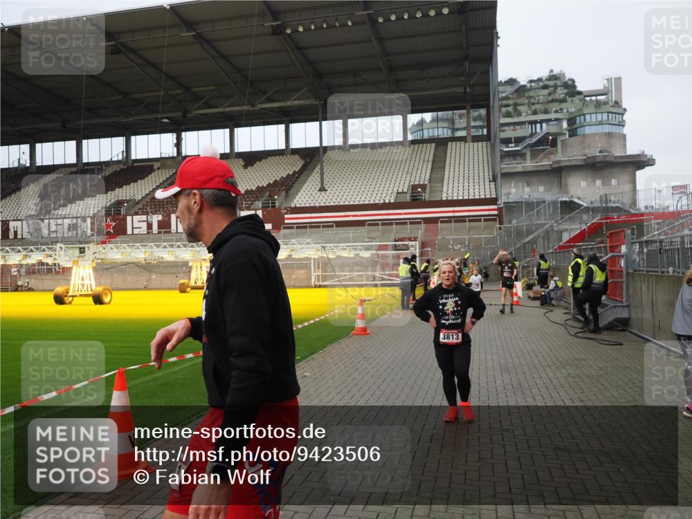 07.12.2025 - St. Pauli X-Mass-Run No. 15 Fabian Wolf http://msf.ph/oto/9423506 07.12.2025 12:01:15 Ziel 1635, 1923, 1928, 2463, 3811, 3813, 3992 meine-sportfotos.de