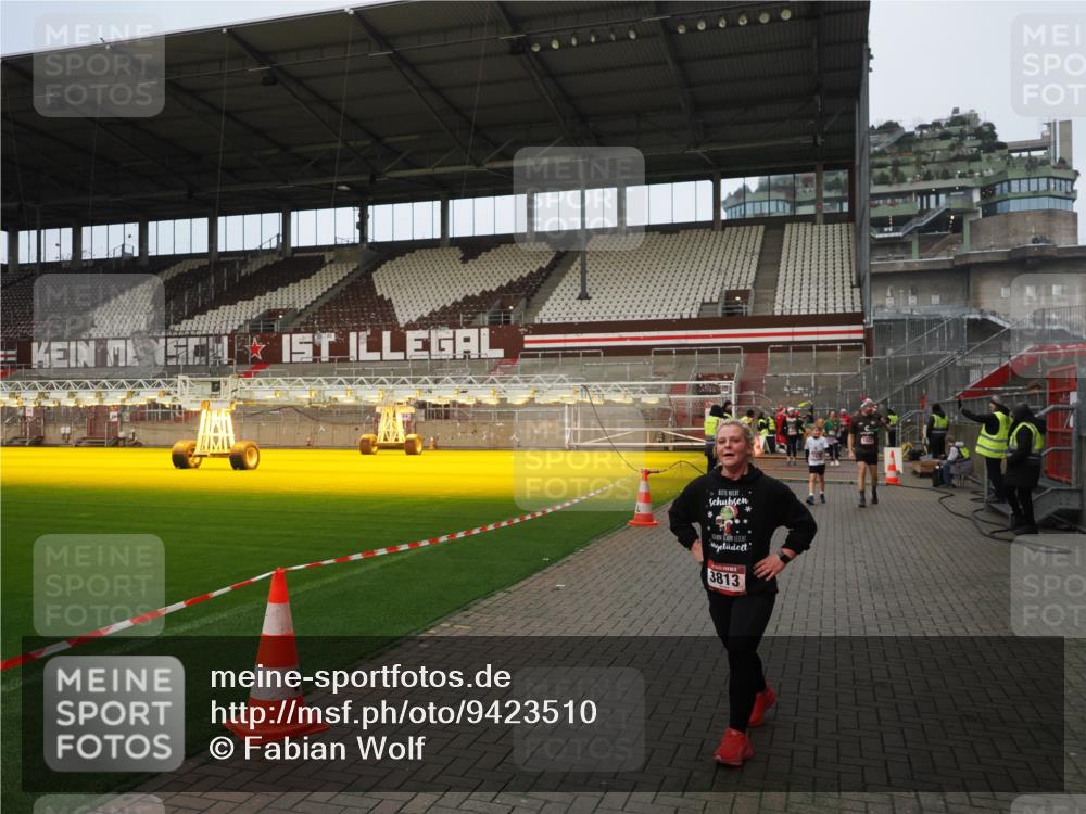 07.12.2025 - St. Pauli X-Mass-Run No. 15 Fabian Wolf http://msf.ph/oto/9423510 07.12.2025 12:01:17 Ziel 1923, 1928, 1930, 1932, 2463, 3811, 3813, 3992 meine-sportfotos.de