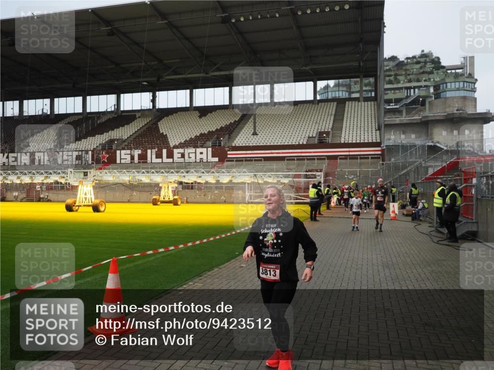 07.12.2025 - St. Pauli X-Mass-Run No. 15 Fabian Wolf http://msf.ph/oto/9423512 07.12.2025 12:01:17 Ziel 1923, 1928, 1930, 1932, 2463, 3811, 3813, 3992 meine-sportfotos.de