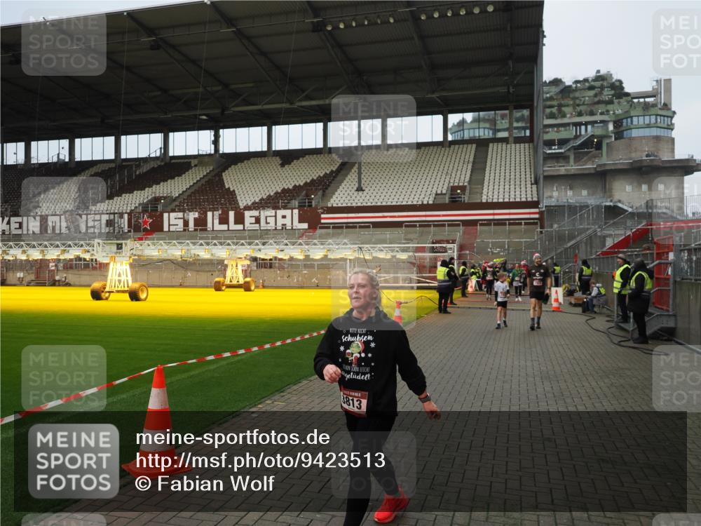 07.12.2025 - St. Pauli X-Mass-Run No. 15 Fabian Wolf http://msf.ph/oto/9423513 07.12.2025 12:01:17 Ziel 1923, 1928, 1930, 1932, 2463, 3811, 3813, 3992 meine-sportfotos.de