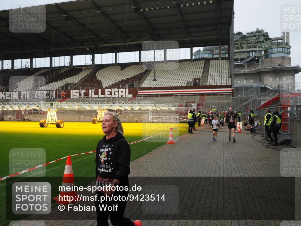 07.12.2025 - St. Pauli X-Mass-Run No. 15 Fabian Wolf http://msf.ph/oto/9423514 07.12.2025 12:01:18 Ziel 1923, 1928, 1930, 1932, 2463, 3811, 3813, 3992 meine-sportfotos.de
