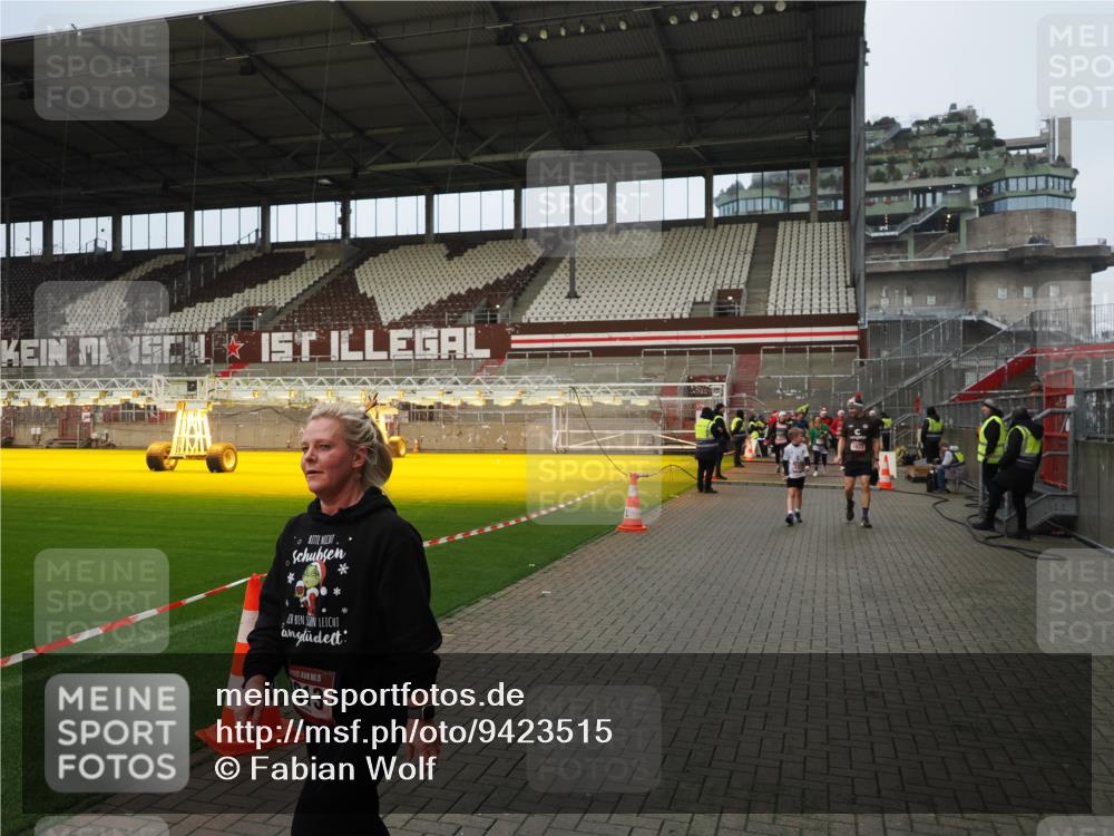 07.12.2025 - St. Pauli X-Mass-Run No. 15 Fabian Wolf http://msf.ph/oto/9423515 07.12.2025 12:01:18 Ziel 1923, 1928, 1930, 1932, 2463, 3811, 3813, 3992 meine-sportfotos.de