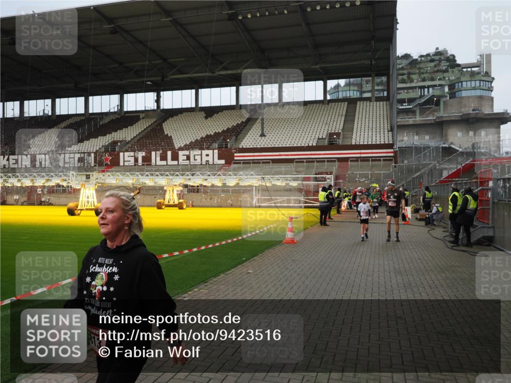 07.12.2025 - St. Pauli X-Mass-Run No. 15 Fabian Wolf http://msf.ph/oto/9423516 07.12.2025 12:01:18 Ziel 1923, 1928, 1930, 1932, 2463, 3811, 3813, 3992 meine-sportfotos.de