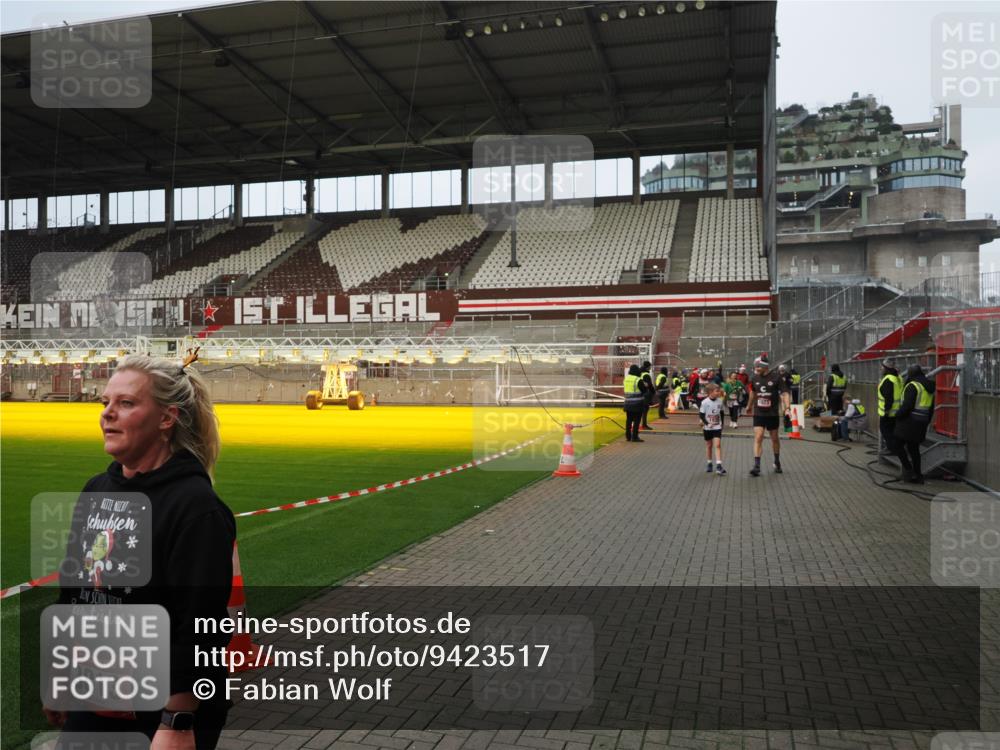 07.12.2025 - St. Pauli X-Mass-Run No. 15 Fabian Wolf http://msf.ph/oto/9423517 07.12.2025 12:01:19 Ziel 1923, 1928, 1930, 1932, 2463, 3811, 3813, 3990, 3992 meine-sportfotos.de