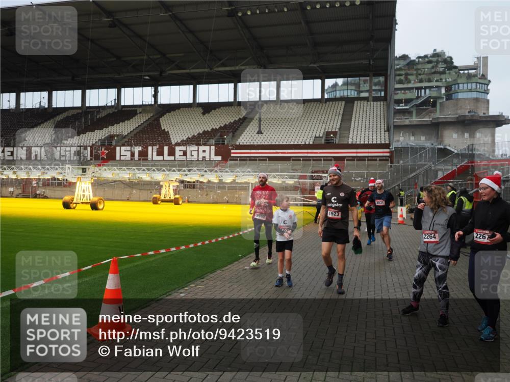 07.12.2025 - St. Pauli X-Mass-Run No. 15 Fabian Wolf http://msf.ph/oto/9423519 07.12.2025 12:01:24 Ziel 1923, 1928, 1930, 1932, 2991, 3385, 3463, 3531, 3811, 3813, 3990, 3992 meine-sportfotos.de