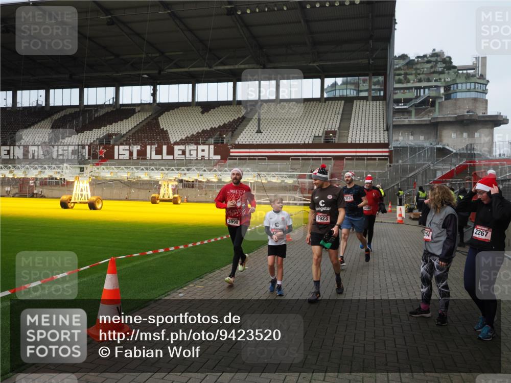07.12.2025 - St. Pauli X-Mass-Run No. 15 Fabian Wolf http://msf.ph/oto/9423520 07.12.2025 12:01:24 Ziel 1923, 1928, 1930, 1932, 2991, 3385, 3463, 3531, 3811, 3813, 3990, 3992 meine-sportfotos.de