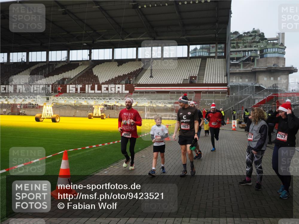 07.12.2025 - St. Pauli X-Mass-Run No. 15 Fabian Wolf http://msf.ph/oto/9423521 07.12.2025 12:01:24 Ziel 1923, 1928, 1930, 1932, 2991, 3385, 3463, 3531, 3811, 3813, 3990, 3992 meine-sportfotos.de