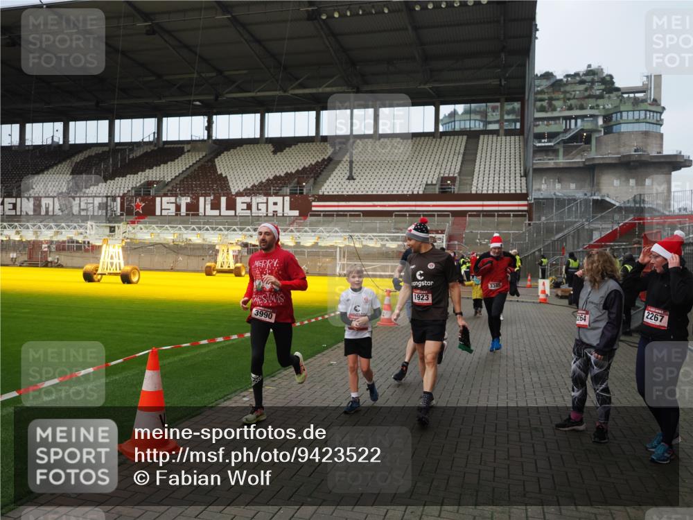 07.12.2025 - St. Pauli X-Mass-Run No. 15 Fabian Wolf http://msf.ph/oto/9423522 07.12.2025 12:01:25 Ziel 1923, 1928, 1930, 1932, 2987, 2991, 3385, 3463, 3531, 3811, 3813, 3990, 3992 meine-sportfotos.de