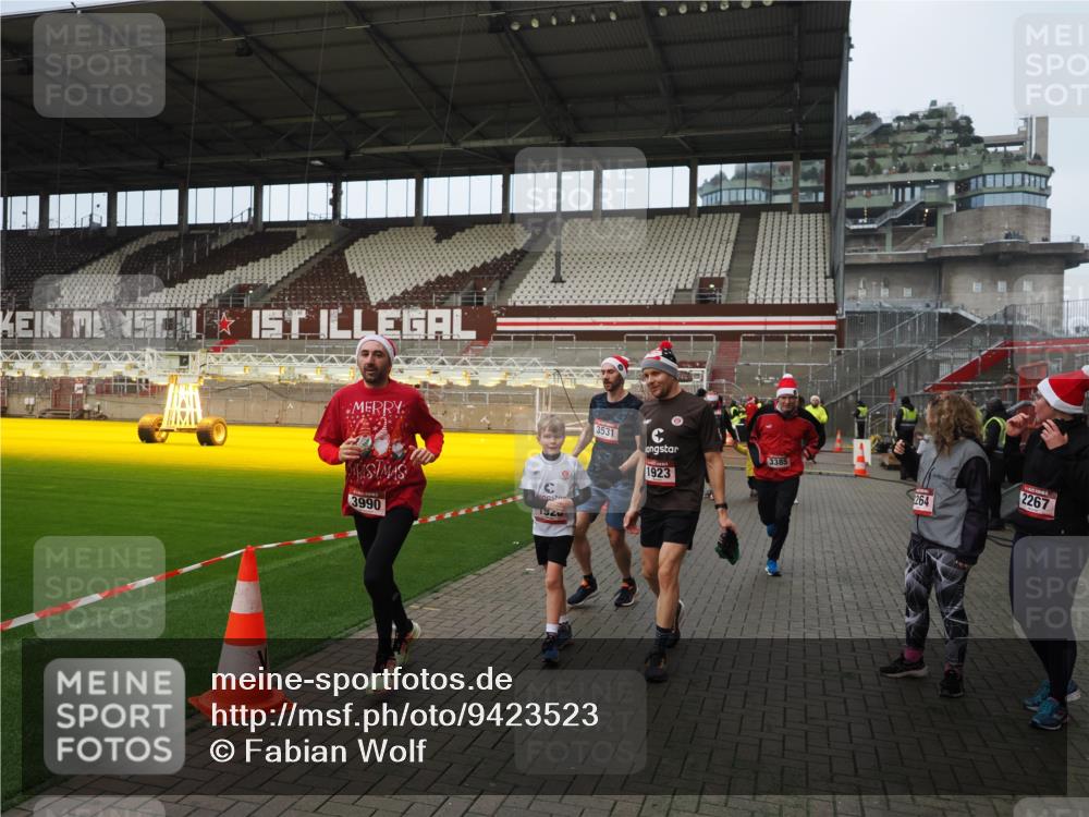 07.12.2025 - St. Pauli X-Mass-Run No. 15 Fabian Wolf http://msf.ph/oto/9423523 07.12.2025 12:01:25 Ziel 1923, 1928, 1930, 1932, 2987, 2991, 3385, 3463, 3531, 3811, 3813, 3990, 3992 meine-sportfotos.de