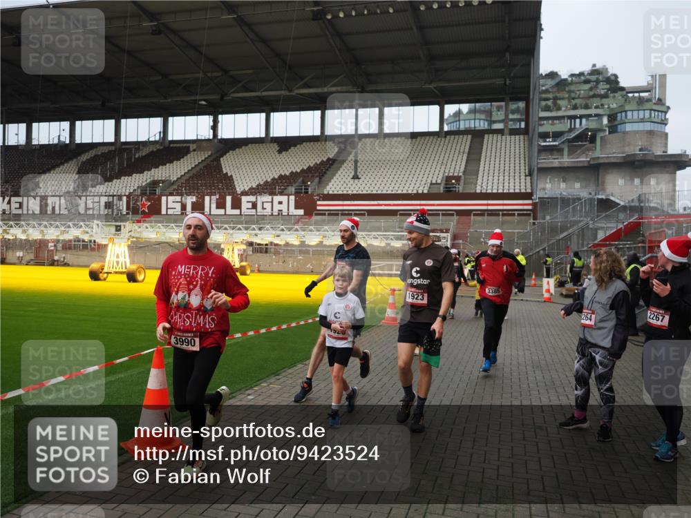 07.12.2025 - St. Pauli X-Mass-Run No. 15 Fabian Wolf http://msf.ph/oto/9423524 07.12.2025 12:01:25 Ziel 1923, 1928, 1930, 1932, 2987, 2991, 3385, 3463, 3531, 3811, 3813, 3990, 3992 meine-sportfotos.de