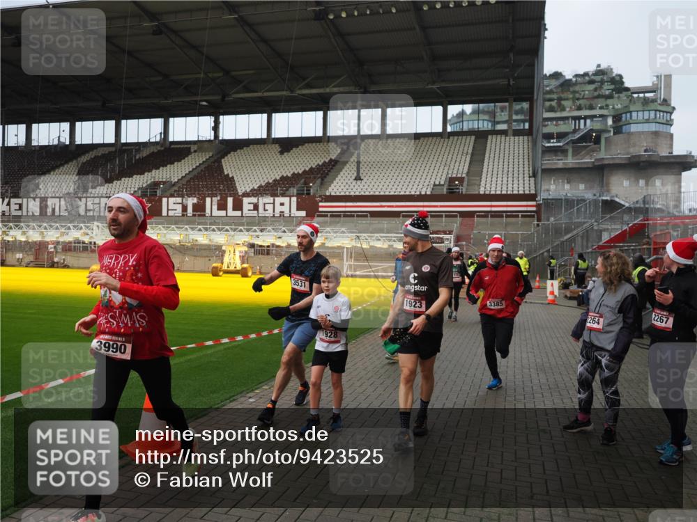 07.12.2025 - St. Pauli X-Mass-Run No. 15 Fabian Wolf http://msf.ph/oto/9423525 07.12.2025 12:01:25 Ziel 1923, 1928, 1930, 1932, 2987, 2991, 3385, 3463, 3531, 3811, 3813, 3990, 3992 meine-sportfotos.de