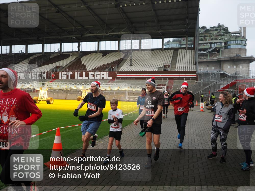 07.12.2025 - St. Pauli X-Mass-Run No. 15 Fabian Wolf http://msf.ph/oto/9423526 07.12.2025 12:01:25 Ziel 1923, 1928, 1930, 1932, 2987, 2991, 3385, 3463, 3531, 3811, 3813, 3990, 3992 meine-sportfotos.de