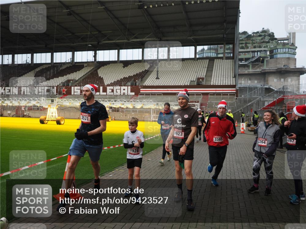 07.12.2025 - St. Pauli X-Mass-Run No. 15 Fabian Wolf http://msf.ph/oto/9423527 07.12.2025 12:01:26 Ziel 1923, 1928, 1930, 1932, 2987, 2991, 3385, 3463, 3531, 3811, 3813, 3990, 3992 meine-sportfotos.de