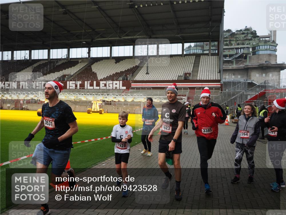 07.12.2025 - St. Pauli X-Mass-Run No. 15 Fabian Wolf http://msf.ph/oto/9423528 07.12.2025 12:01:26 Ziel 1923, 1928, 1930, 1932, 2987, 2991, 3385, 3463, 3531, 3811, 3813, 3990, 3992 meine-sportfotos.de