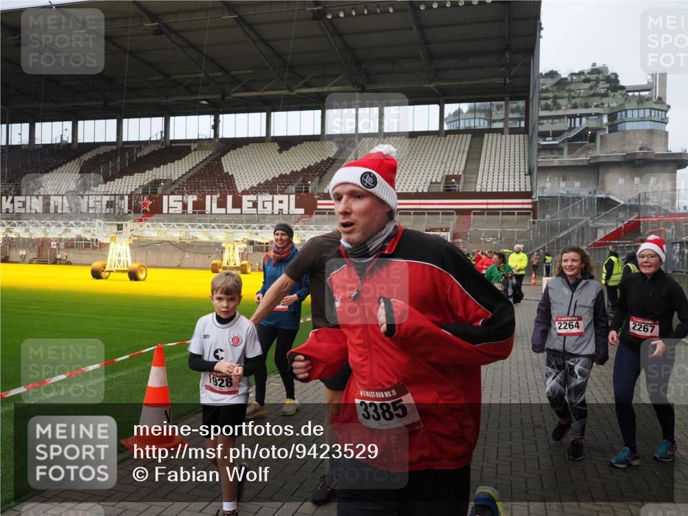 07.12.2025 - St. Pauli X-Mass-Run No. 15 Fabian Wolf http://msf.ph/oto/9423529 07.12.2025 12:01:27 Ziel 1786, 1923, 1928, 1930, 1932, 2987, 2991, 3385, 3463, 3531, 3990, 3992 meine-sportfotos.de
