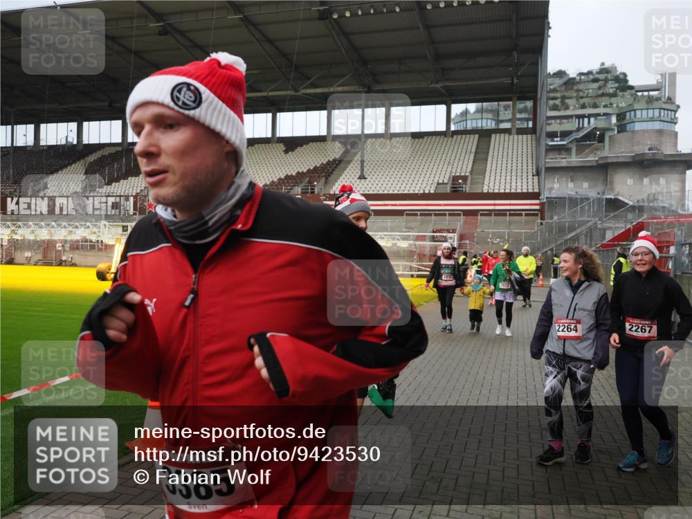 07.12.2025 - St. Pauli X-Mass-Run No. 15 Fabian Wolf http://msf.ph/oto/9423530 07.12.2025 12:01:27 Ziel 1786, 1923, 1928, 1930, 1932, 2987, 2991, 3385, 3463, 3531, 3990, 3992 meine-sportfotos.de