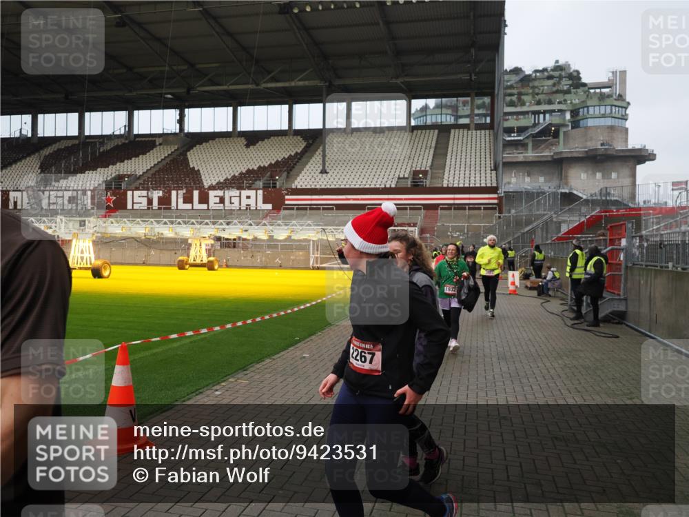 07.12.2025 - St. Pauli X-Mass-Run No. 15 Fabian Wolf http://msf.ph/oto/9423531 07.12.2025 12:01:29 Ziel 1786, 1923, 1928, 1930, 1932, 2987, 2991, 3385, 3463, 3531, 3990 meine-sportfotos.de