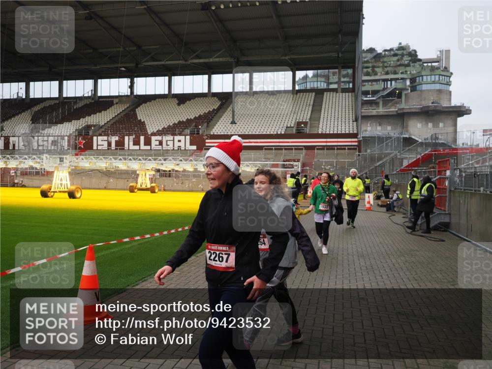 07.12.2025 - St. Pauli X-Mass-Run No. 15 Fabian Wolf http://msf.ph/oto/9423532 07.12.2025 12:01:29 Ziel 1786, 1923, 1928, 1930, 1932, 2987, 2991, 3385, 3463, 3531, 3990 meine-sportfotos.de