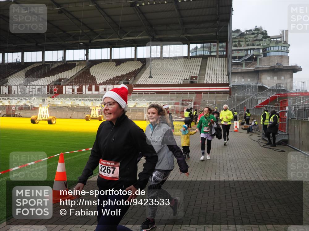 07.12.2025 - St. Pauli X-Mass-Run No. 15 Fabian Wolf http://msf.ph/oto/9423533 07.12.2025 12:01:29 Ziel 1786, 1923, 1928, 1930, 1932, 2987, 2991, 3385, 3463, 3531, 3990 meine-sportfotos.de