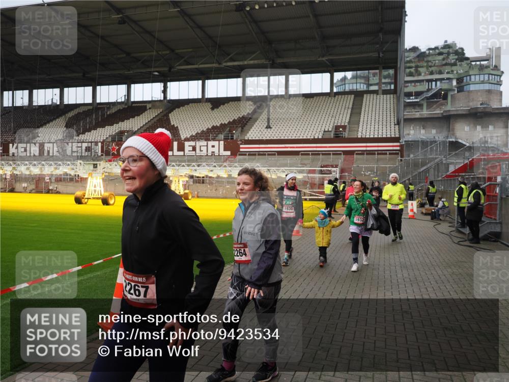 07.12.2025 - St. Pauli X-Mass-Run No. 15 Fabian Wolf http://msf.ph/oto/9423534 07.12.2025 12:01:29 Ziel 1786, 1923, 1928, 1930, 1932, 2987, 2991, 3385, 3463, 3531, 3990 meine-sportfotos.de