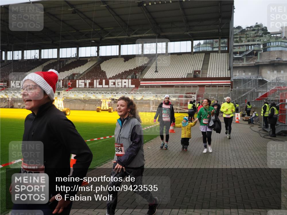 07.12.2025 - St. Pauli X-Mass-Run No. 15 Fabian Wolf http://msf.ph/oto/9423535 07.12.2025 12:01:29 Ziel 1786, 1923, 1928, 1930, 1932, 2987, 2991, 3385, 3463, 3531, 3990 meine-sportfotos.de