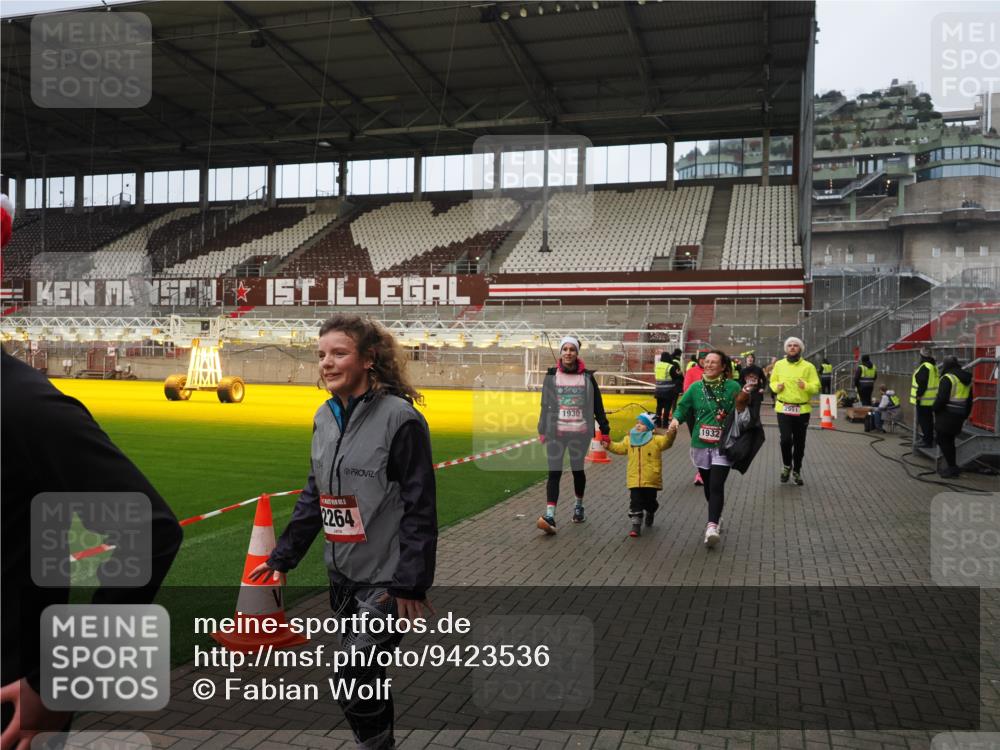 07.12.2025 - St. Pauli X-Mass-Run No. 15 Fabian Wolf http://msf.ph/oto/9423536 07.12.2025 12:01:30 Ziel 1786, 1923, 1930, 1932, 2987, 2991, 3385, 3463, 3531, 3990 meine-sportfotos.de