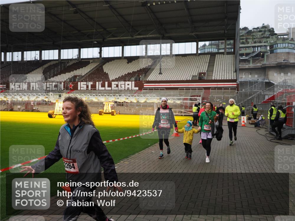 07.12.2025 - St. Pauli X-Mass-Run No. 15 Fabian Wolf http://msf.ph/oto/9423537 07.12.2025 12:01:30 Ziel 1786, 1923, 1930, 1932, 2987, 2991, 3385, 3463, 3531, 3990 meine-sportfotos.de