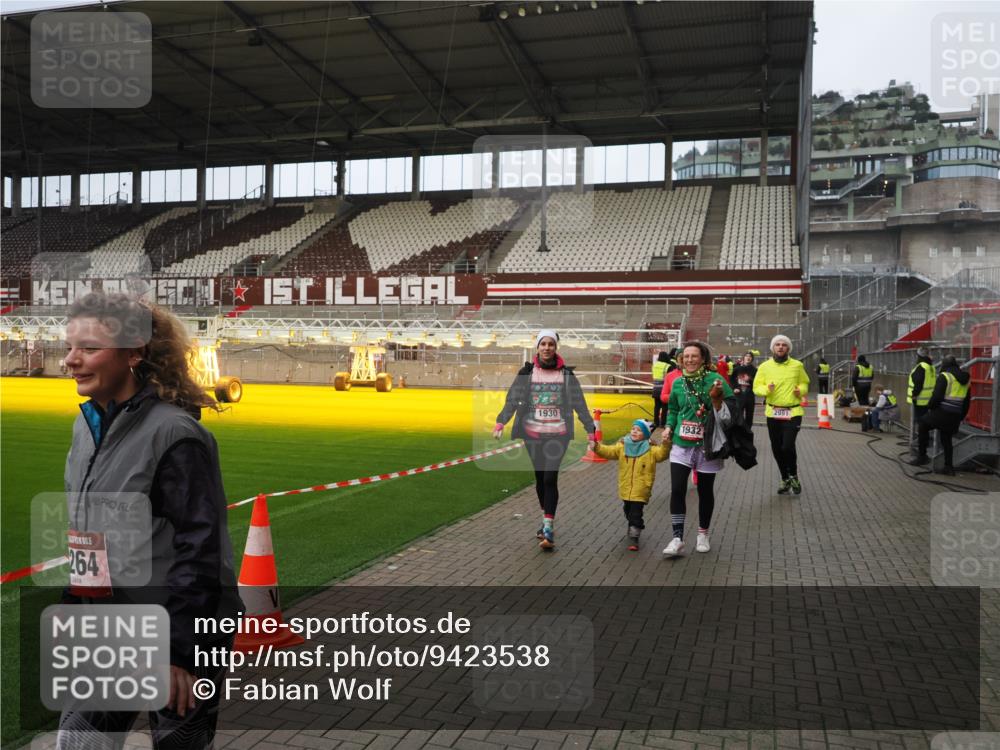 07.12.2025 - St. Pauli X-Mass-Run No. 15 Fabian Wolf http://msf.ph/oto/9423538 07.12.2025 12:01:30 Ziel 1786, 1923, 1930, 1932, 2987, 2991, 3385, 3463, 3531, 3990 meine-sportfotos.de