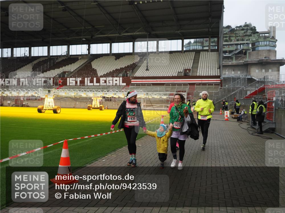 07.12.2025 - St. Pauli X-Mass-Run No. 15 Fabian Wolf http://msf.ph/oto/9423539 07.12.2025 12:01:31 Ziel 1786, 1930, 1932, 2987, 2991, 3385, 3463, 3531, 3981, 3990 meine-sportfotos.de