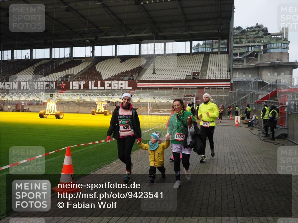 07.12.2025 - St. Pauli X-Mass-Run No. 15 Fabian Wolf http://msf.ph/oto/9423541 07.12.2025 12:01:31 Ziel 1786, 1930, 1932, 2987, 2991, 3385, 3463, 3531, 3981, 3990 meine-sportfotos.de