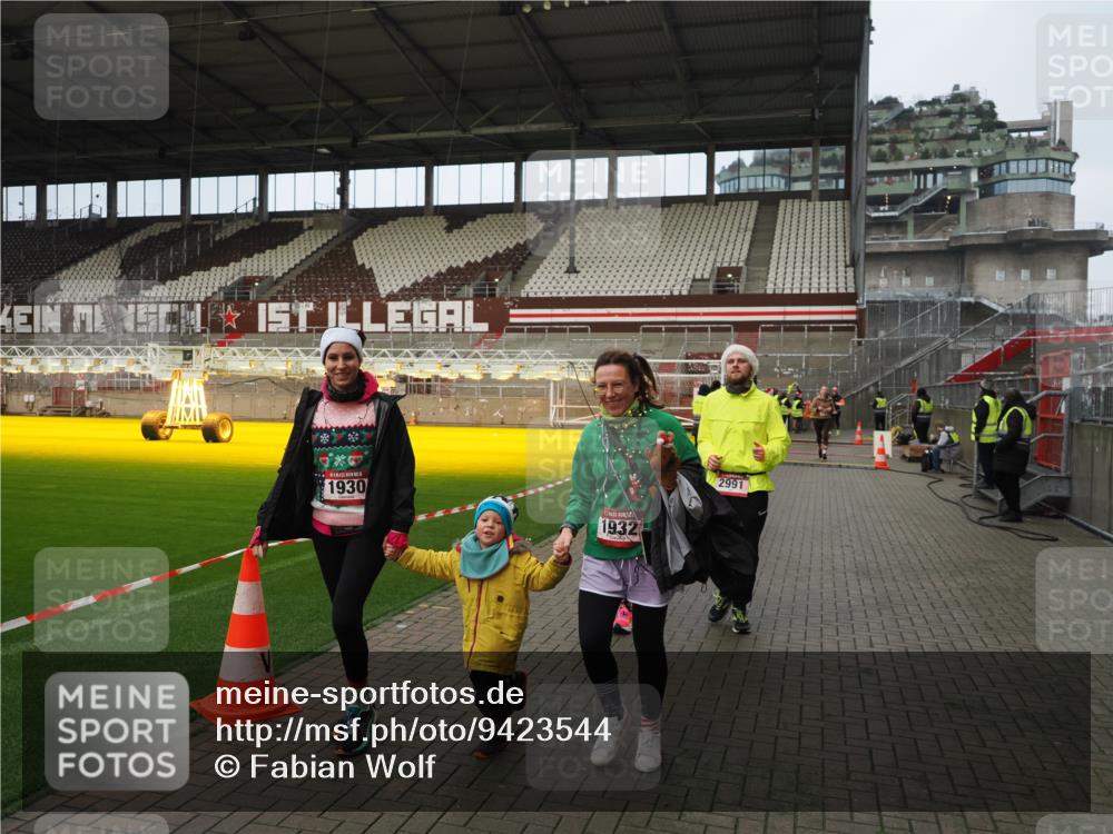 07.12.2025 - St. Pauli X-Mass-Run No. 15 Fabian Wolf http://msf.ph/oto/9423544 07.12.2025 12:01:32 Ziel 1786, 1930, 1932, 2987, 2991, 3385, 3463, 3531, 3981, 3990 meine-sportfotos.de