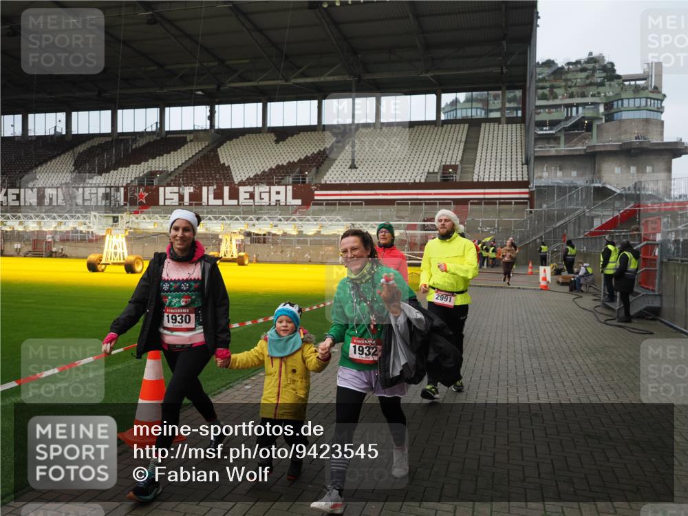 07.12.2025 - St. Pauli X-Mass-Run No. 15 Fabian Wolf http://msf.ph/oto/9423545 07.12.2025 12:01:32 Ziel 1786, 1930, 1932, 2987, 2991, 3385, 3463, 3531, 3981, 3990 meine-sportfotos.de