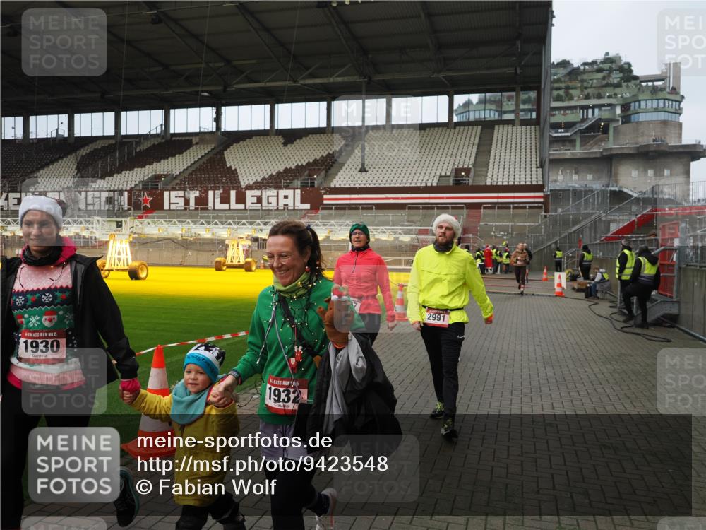 07.12.2025 - St. Pauli X-Mass-Run No. 15 Fabian Wolf http://msf.ph/oto/9423548 07.12.2025 12:01:33 Ziel 1786, 1930, 1932, 2987, 2991, 3385, 3463, 3531, 3981, 3990, 4753 meine-sportfotos.de