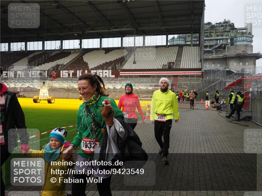 07.12.2025 - St. Pauli X-Mass-Run No. 15 Fabian Wolf http://msf.ph/oto/9423549 07.12.2025 12:01:33 Ziel 1786, 1930, 1932, 2987, 2991, 3385, 3463, 3531, 3981, 3990, 4753 meine-sportfotos.de