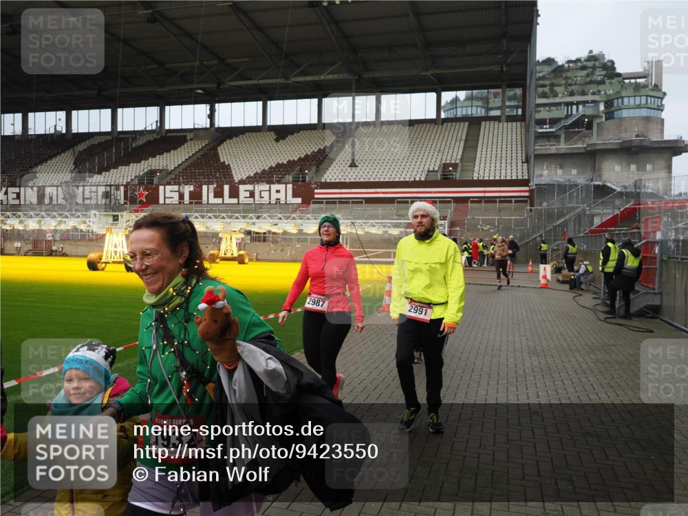 07.12.2025 - St. Pauli X-Mass-Run No. 15 Fabian Wolf http://msf.ph/oto/9423550 07.12.2025 12:01:33 Ziel 1786, 1930, 1932, 2987, 2991, 3385, 3463, 3531, 3981, 3990, 4753 meine-sportfotos.de