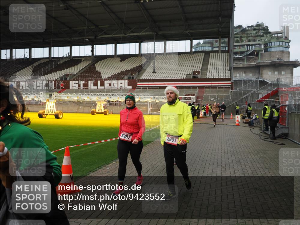 07.12.2025 - St. Pauli X-Mass-Run No. 15 Fabian Wolf http://msf.ph/oto/9423552 07.12.2025 12:01:33 Ziel 1786, 1930, 1932, 2987, 2991, 3385, 3463, 3531, 3981, 3990, 4753 meine-sportfotos.de