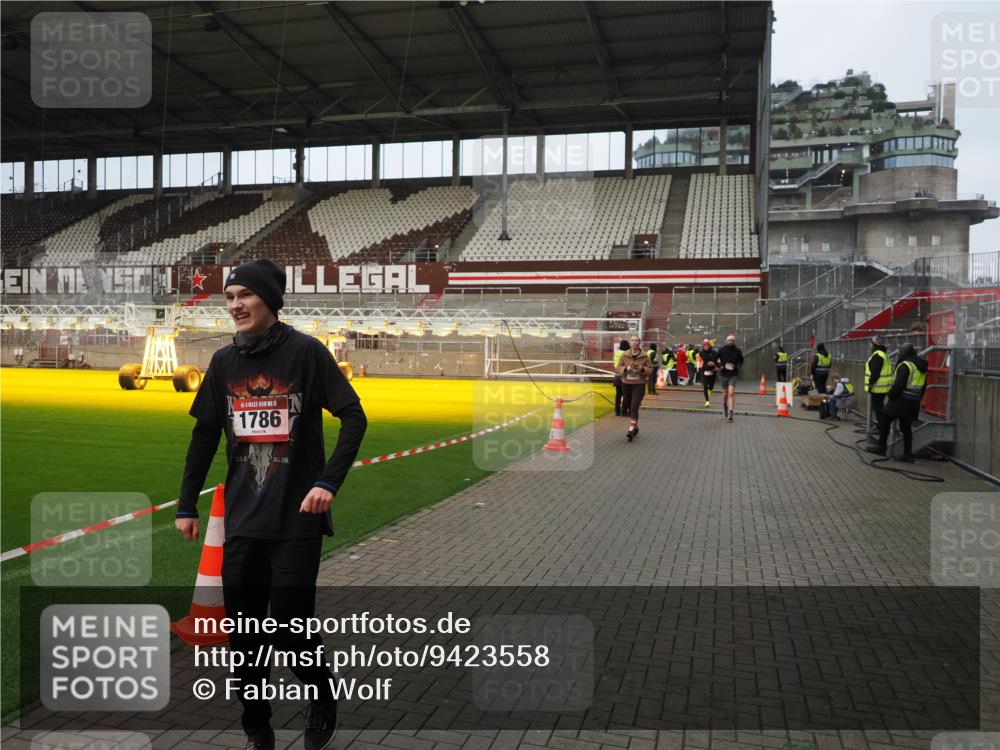 07.12.2025 - St. Pauli X-Mass-Run No. 15 Fabian Wolf http://msf.ph/oto/9423558 07.12.2025 12:01:36 Ziel 1719, 1786, 1930, 1932, 2987, 2991, 3385, 3463, 3531, 3981, 3990, 4753 meine-sportfotos.de