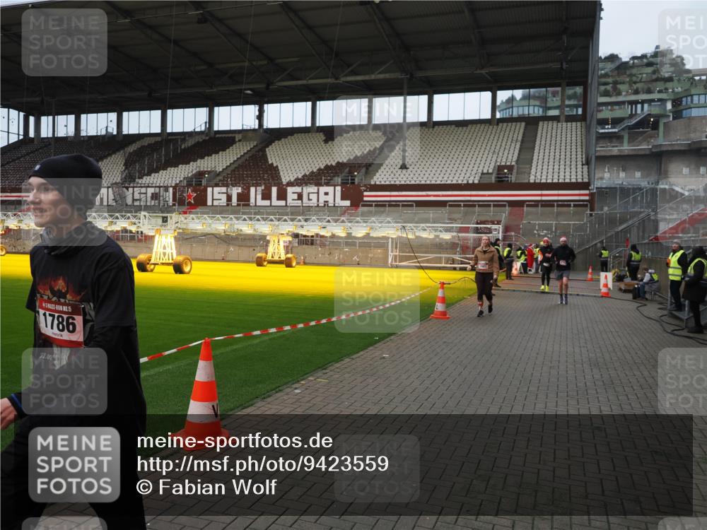 07.12.2025 - St. Pauli X-Mass-Run No. 15 Fabian Wolf http://msf.ph/oto/9423559 07.12.2025 12:01:36 Ziel 1719, 1786, 1930, 1932, 2987, 2991, 3385, 3463, 3531, 3981, 3990, 4753 meine-sportfotos.de