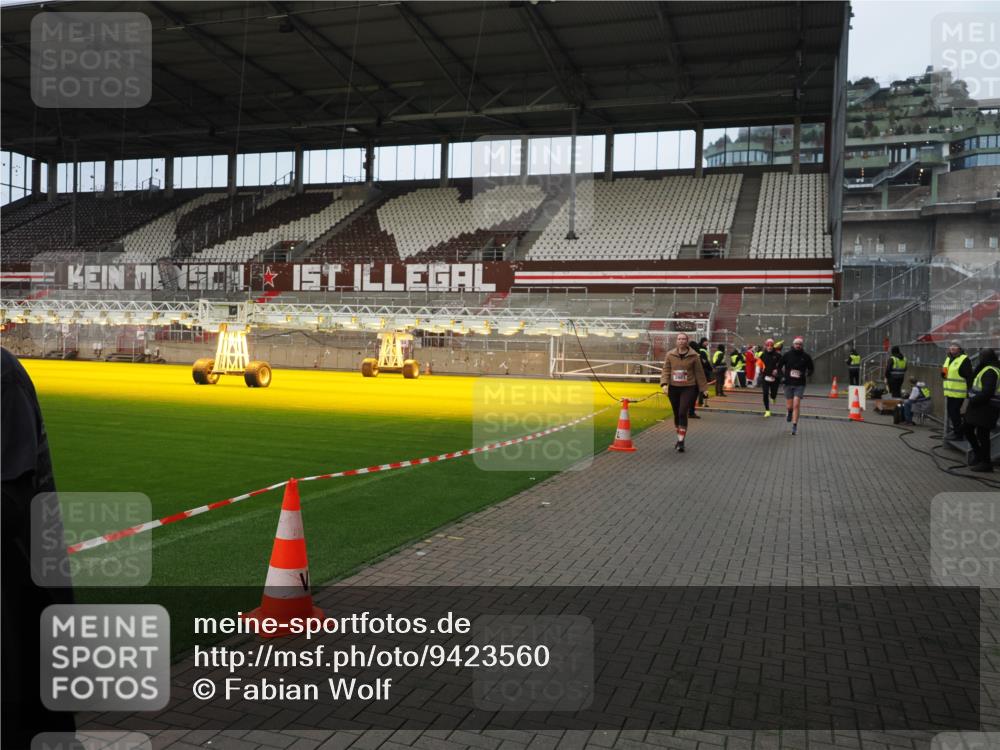 07.12.2025 - St. Pauli X-Mass-Run No. 15 Fabian Wolf http://msf.ph/oto/9423560 07.12.2025 12:01:36 Ziel 1719, 1786, 1930, 1932, 2987, 2991, 3385, 3463, 3531, 3981, 3990, 4753 meine-sportfotos.de
