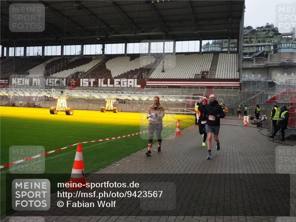 07.12.2025 - St. Pauli X-Mass-Run No. 15 Fabian Wolf http://msf.ph/oto/9423567 07.12.2025 12:01:40 Ziel 1719, 1786, 2987, 2991, 3385, 3463, 3531, 3981, 4753 meine-sportfotos.de