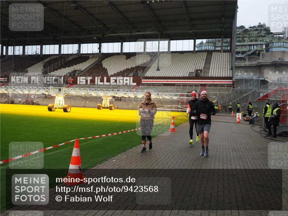 07.12.2025 - St. Pauli X-Mass-Run No. 15 Fabian Wolf http://msf.ph/oto/9423568 07.12.2025 12:01:40 Ziel 1719, 1786, 2987, 2991, 3385, 3463, 3531, 3981, 4753 meine-sportfotos.de