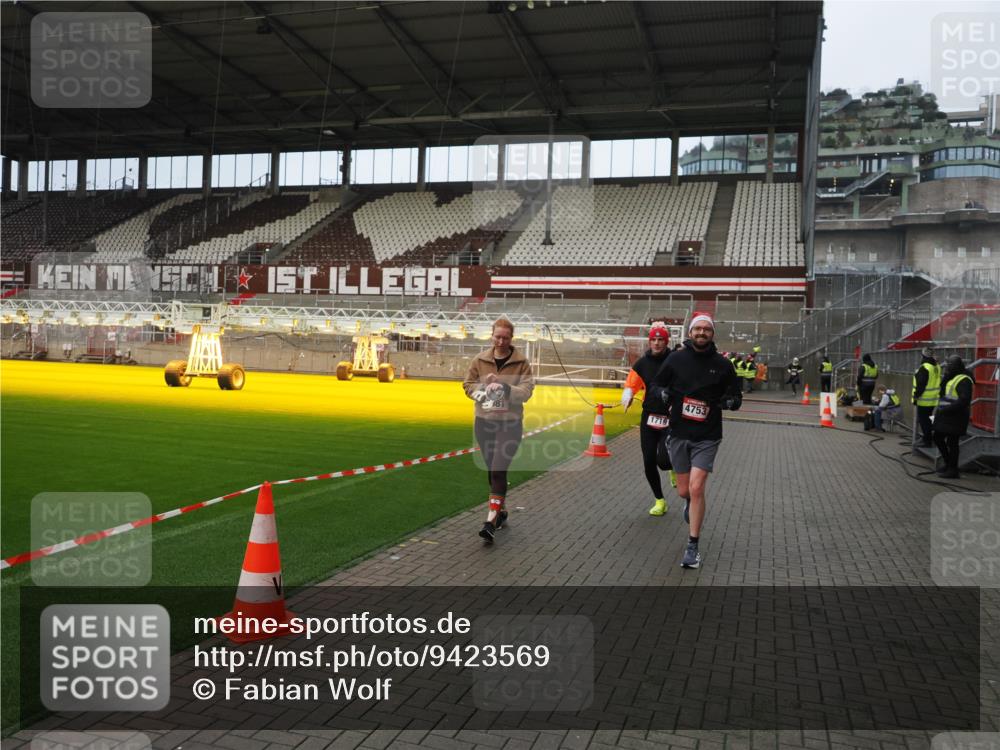 07.12.2025 - St. Pauli X-Mass-Run No. 15 Fabian Wolf http://msf.ph/oto/9423569 07.12.2025 12:01:40 Ziel 1719, 1786, 2987, 2991, 3385, 3463, 3531, 3981, 4753 meine-sportfotos.de